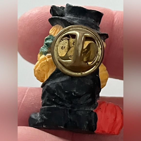 Two fabulous Halloween pins.  Pumpkin pin is ceramic. Bat pin is metal. - Picture 7 of 15